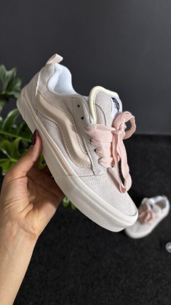 Knu in pink cream